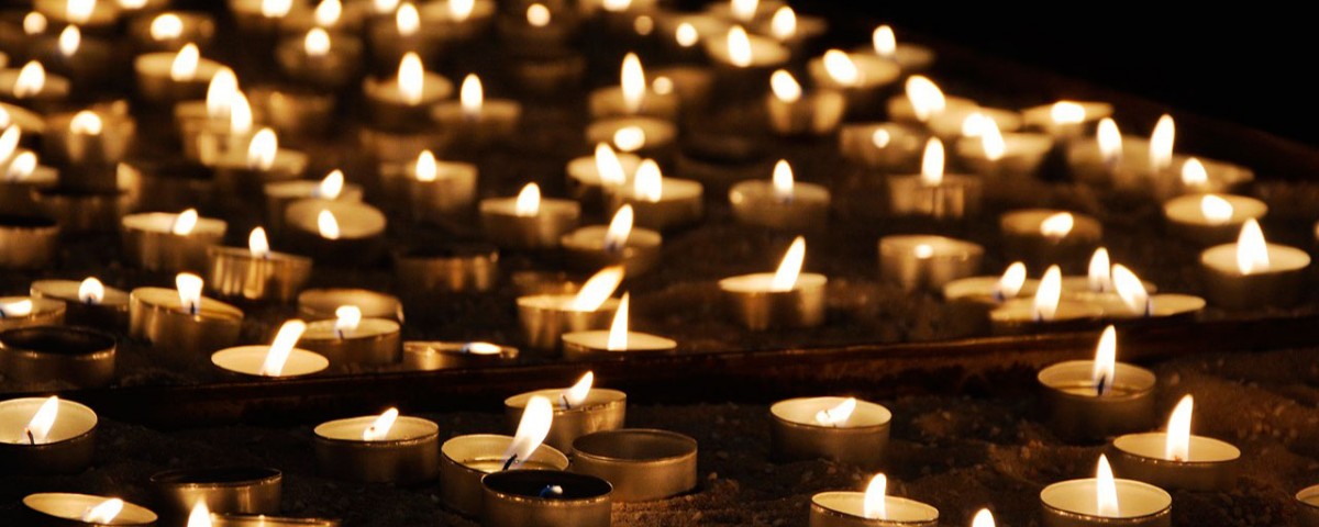 velas encendidas para meditación para las adicciones